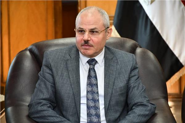 الدكتور ناصر مندور رئيس جامعة قناة السويس.