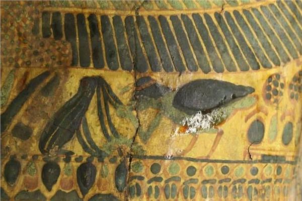 روح المتوفاة، التي تمثلها "با" على شكل طائر برأس بشرية