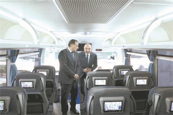 د. مصطفى مدبولى ووزير قطاع الأعمال خلال تفقد الأتوبيس المصرى