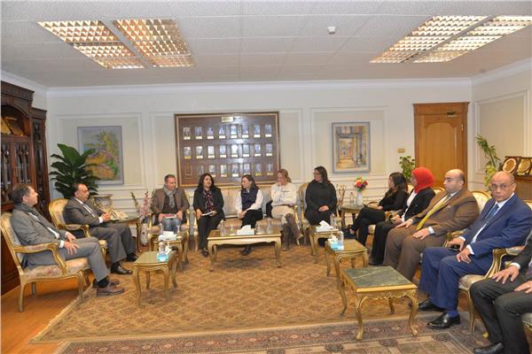 محافظ أسيوط يلتقي السفير الإسباني بالقاهرة