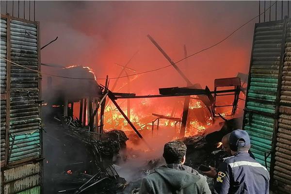 السيطرة على حريق في مخزن خردة
