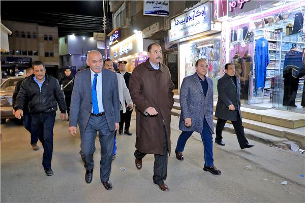 محافظ سوهاج يواصل جولاته الميدانية لمتابعة مدى الانضباط بالشارع