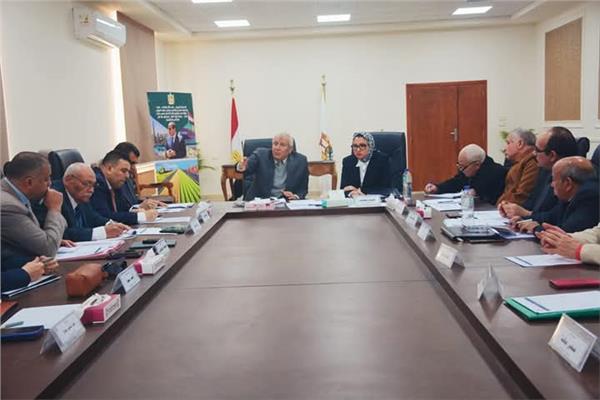 محافظ الوادي الجديد يترأس اجتماع صناديق استصلاح الأراضي والإسكان والخدمة