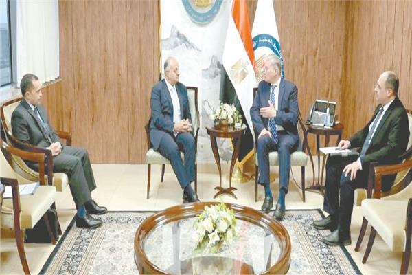 وزير البترول خلال استقباله الرئيس الإقليمى لشركة بى بى