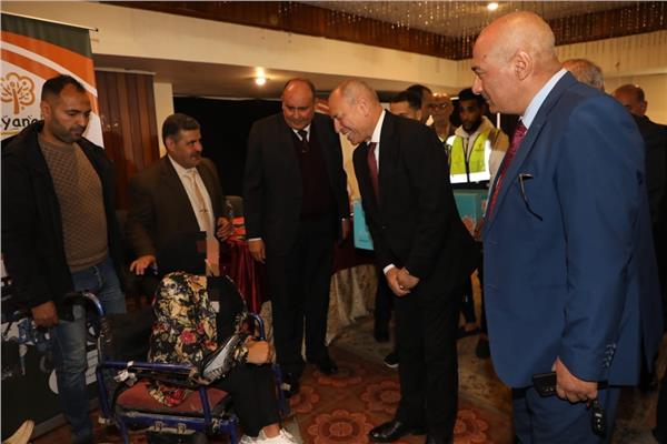 محافظ القاهرة يوزع ٢٢ كرسيًا كهربيًا متحركًا على عدد من ذوى الهمم