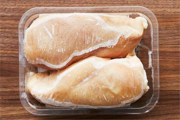 طرق بسيطة لإذابة الدجاج المجمد