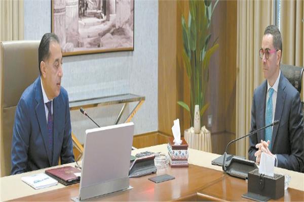 د. مصطفى مدبولى مع المهندس حسن الخطيب وزير الاستثمار