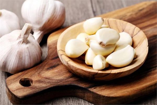 طرق لتقشير فصوص الثوم