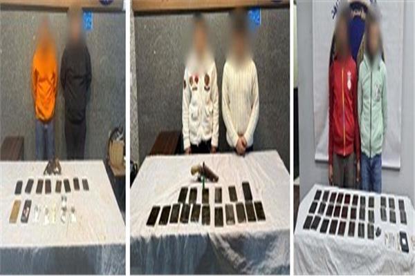 المتهمين وأمامهم المضبوطات