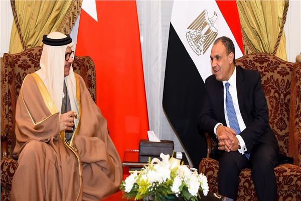 وزير الخارجية والهجرة يلتقي مع نظيره البحريني