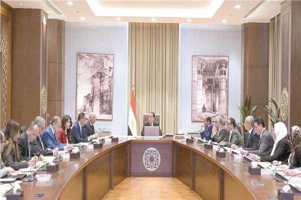 رئيس مجلس الوزراء خلال اجتماعه لمناقشة الحد من عمليات التهريب