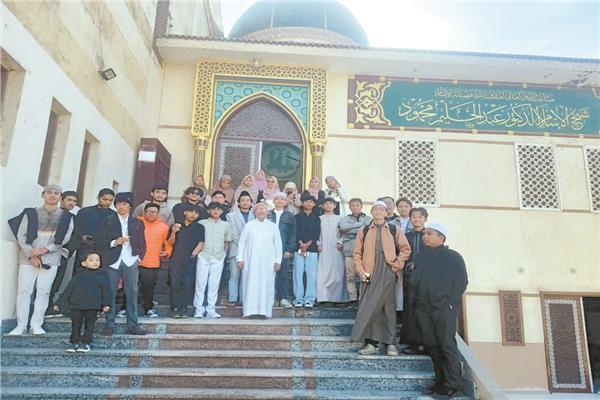 وافدو آسيا فى زيارة لمسجد الإمام عبدالحليم محمود بقريته بالشرقية