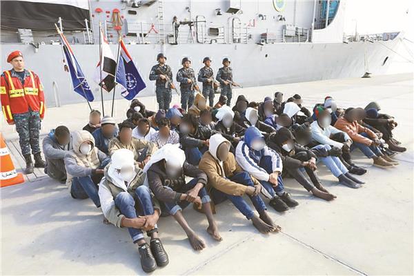 القوات البحرية تنقذ 42 فردًا من جنسيات مختلفة على متن المركب