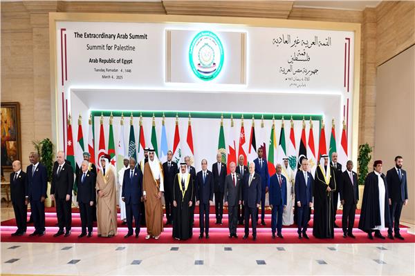 الرئيس السيسي يتوسط صورة تذكارية مع القادة العرب