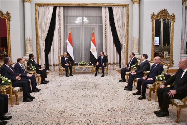 الرئيس السيسي خلال لقائه رئيس مجلس القيادة الرئاسي اليمني