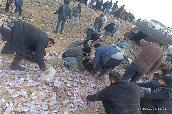 تطاير ملايين الليرات السورية على أوتستراد حمص-دمشق إثر حادث مروري