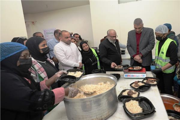 محافظ أسوان يتفقد "مطبخ الخير" ضمن حملة "إفطار صائم"