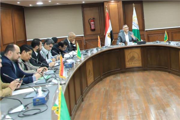  المهندس عادل النجار محافظ الجيزة ومجموعة من الصحفيين