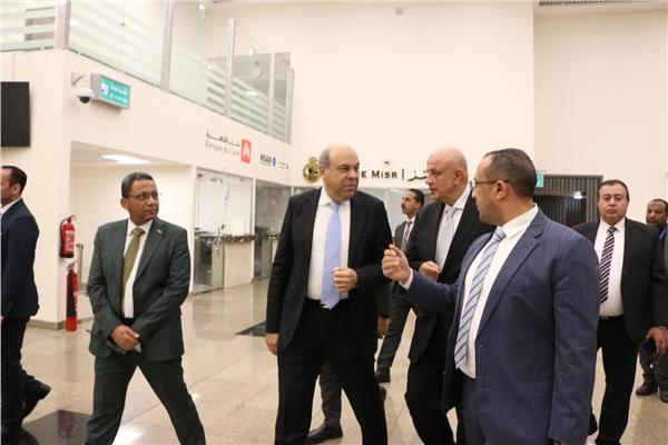 وزير الطيران المدني يتفقد مطار سفنكس الدولي 