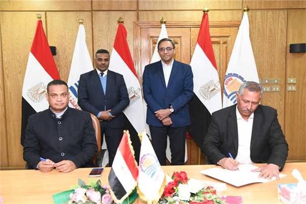محافظ قنا يشهد توقيع عقود استثمار وحدات المجمع الصناعي