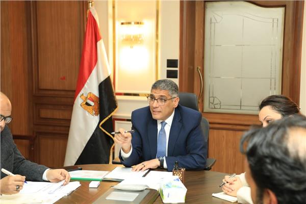 المهندس عادل النجار محافظ الجيزة خلال الاجتماع
