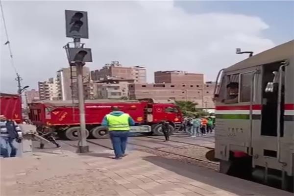 صور من واقعة تعطل سيارة نقل علي شريط السكة الحديد 