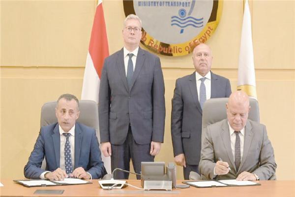 وزيرا النقل والبترول يشهدان توقيع عقود إنشاء المحطة