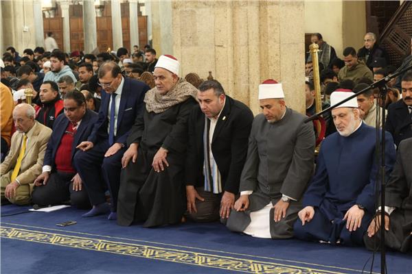  آلاف المصلين يؤدون العشاء والتراويح بالجامع الأزهر    