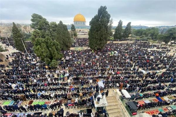 آلاف الفلسطينيين يؤدون صلاة الجمعة بباحات الأقصى - صورة أرشيفية