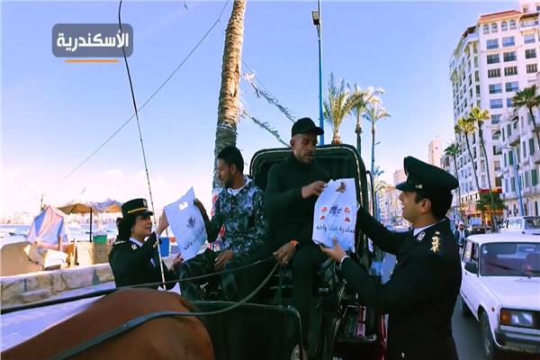 رجال الشرطة أثناء توزيع الوجبات على المواطنين