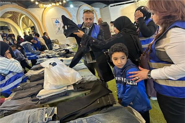 جانب من توزيع ملابس العيد بمشاركة تامر عاشور