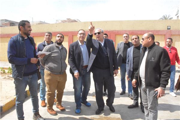 محافظ الغربية خلال جولة لمشروعات حياة كريمة