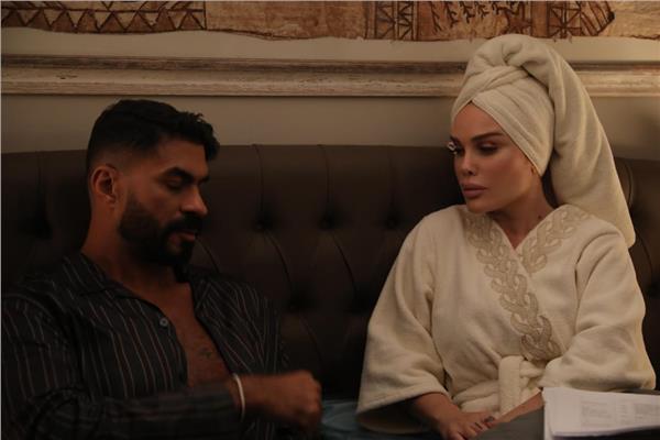  نيكول سابا وخالد سليم في لقطة من مسلسل "وتقابل حبيب"
