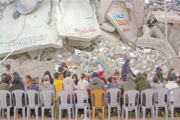 فلسطينيون فى غزة يتناولون إفطار رمضان وسط أنقاض منازلهم المدمرة