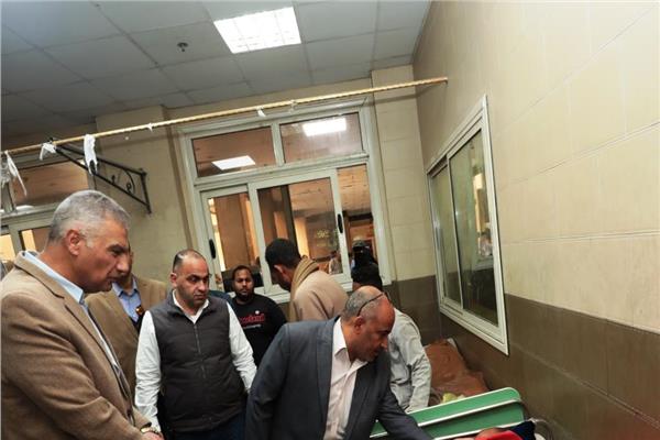 اللواء دكتور إسماعيل كمال محافظ أسوان خلال الجولة 