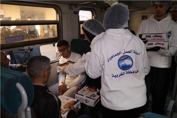العمل الجماهيري بمستقبل وطن بالغربية تطلق حملة "إفطار مسافر لمستقلي القطارات بطنطا