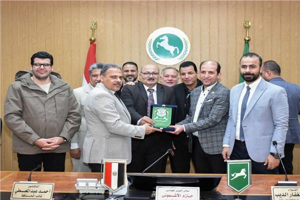 محافظ الشرقية يُكرم لاعبي فريق الهوكي لفوزهم ببطولة أفريقيا   للمرة الـ 28
