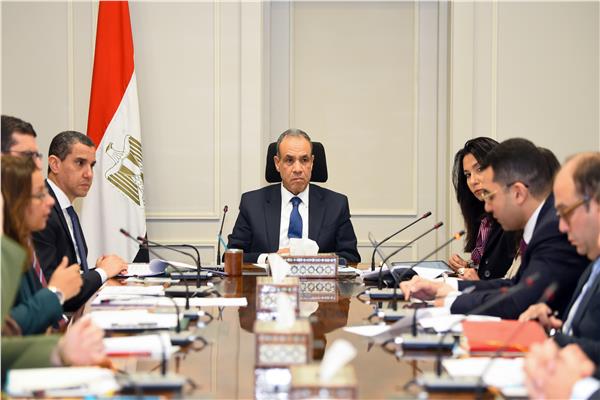 وزير الخارجية والهجرة يجتمع بقيادات وأعضاء القطاع الاقتصادي بوزارة الخارجية