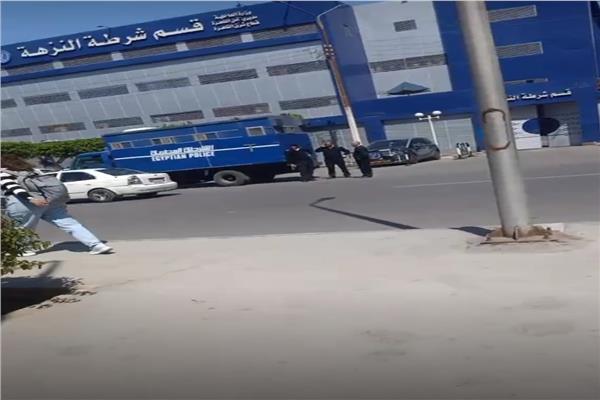 لحظة وصول المطرب الشعبي سعد الصغير