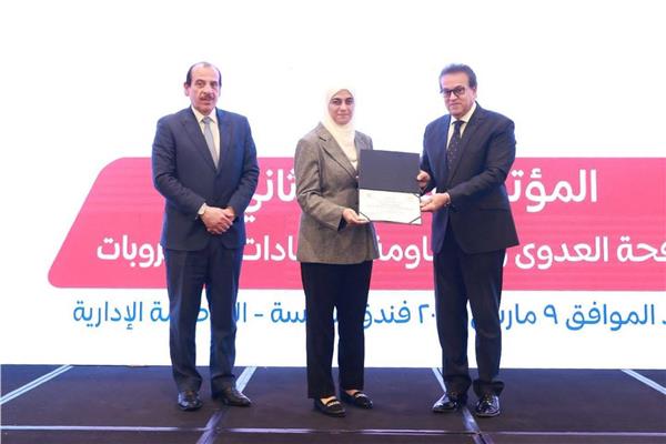 تكريم مدير مستشفى الحميات في المؤتمر الوطني الثاني لمكافحة مقاومة مضادات الميكروبات