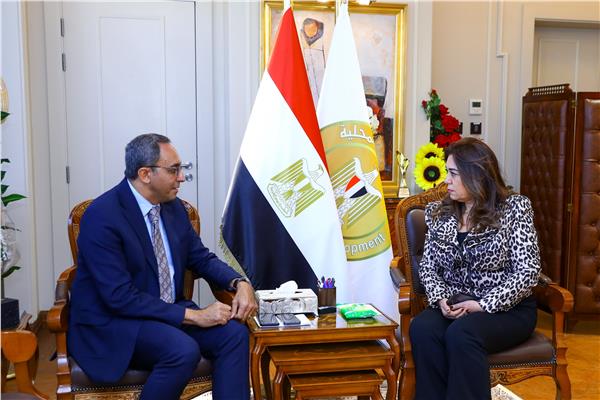 وزيرة التنمية المحلية خلال لقاءها بمحافظ قنا