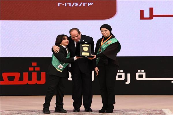 الرئيس السيسي أثناء تكريم أسرة الشهيد