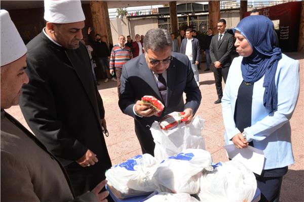 محافظ الدقهلية يسلم  4000 شنطة مواد غذائية  مقدمة من وزارة الأوقاف للأسر الأولى بالرعاية .