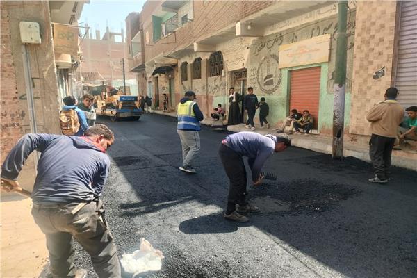 محافظ الجيزة: رصف وتطوير ورفع كفاءة 5 شوارع بأطفيح