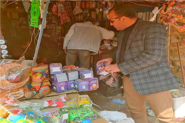 الوحدات المحلية تواصل حملاتها المكثفة للقضاء على ظاهرة انتشار الألعاب النارية