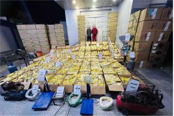 المتهمان وأمامهما المضبوطات