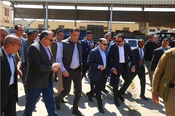 وزير الزراعة ومحافظ كفر الشيخ يتفقدان إدارة إنتاج التقاوي بمحطة غربلة سخا