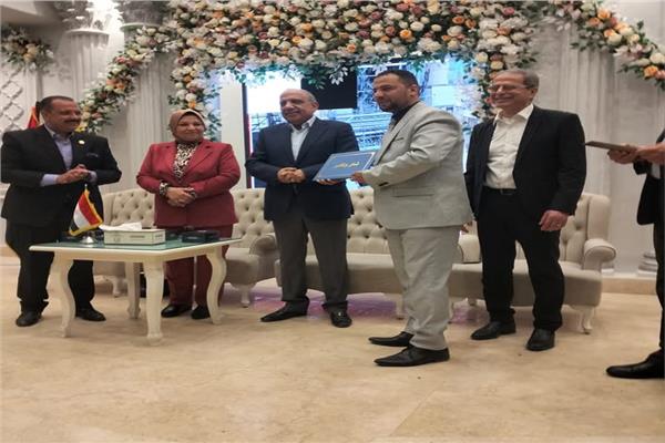 وزير الكهرباء خلال تكريمه المهندس إسماعيل عبد الغفار رئيس هندسة كهرباء طهطا