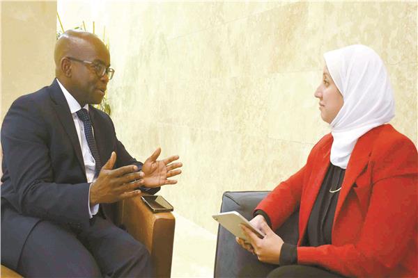 صامويل مايمبو خلال حواره مع محررة «الأخبار»
