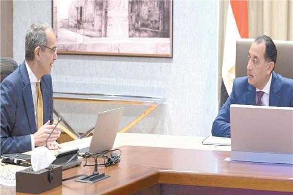 رئيس الوزراء خلال اجتماعه مع وزير الاتصالات